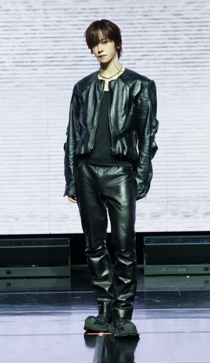 노란 수영복에 섹시한 몸매 어필하는 존예 처자