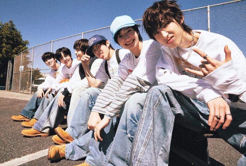 노란 수영복에 섹시한 몸매 어필하는 존예 처자