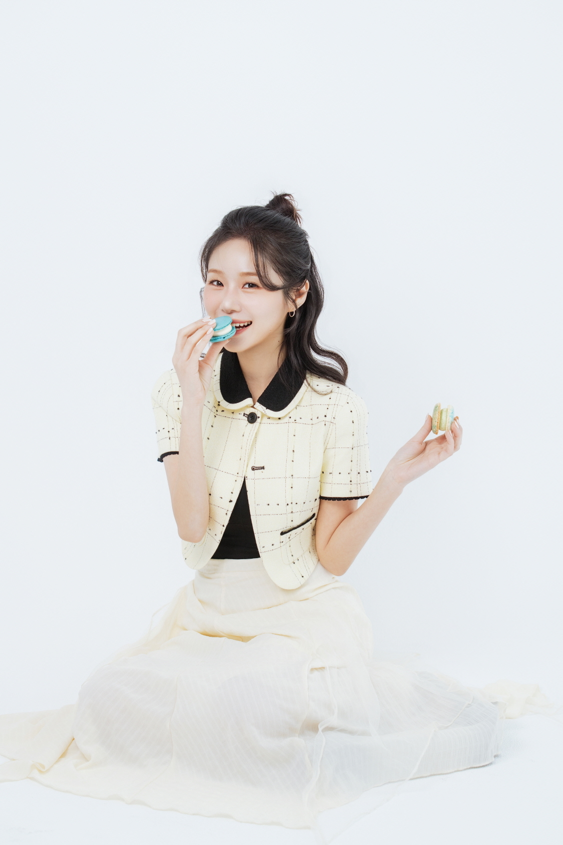 노란 수영복에 섹시한 몸매 어필하는 존예 처자