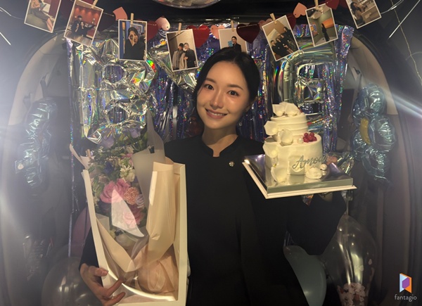 노란 수영복에 섹시한 몸매 어필하는 존예 처자