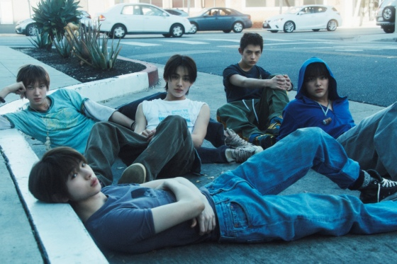 노란 수영복에 섹시한 몸매 어필하는 존예 처자