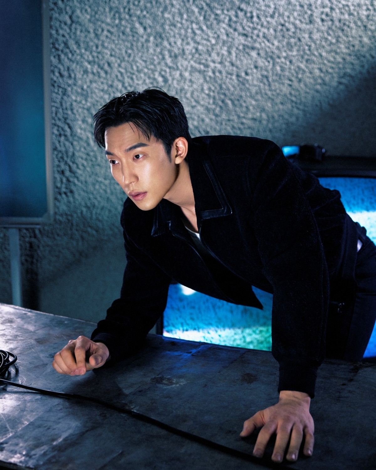 노란 수영복에 섹시한 몸매 어필하는 존예 처자