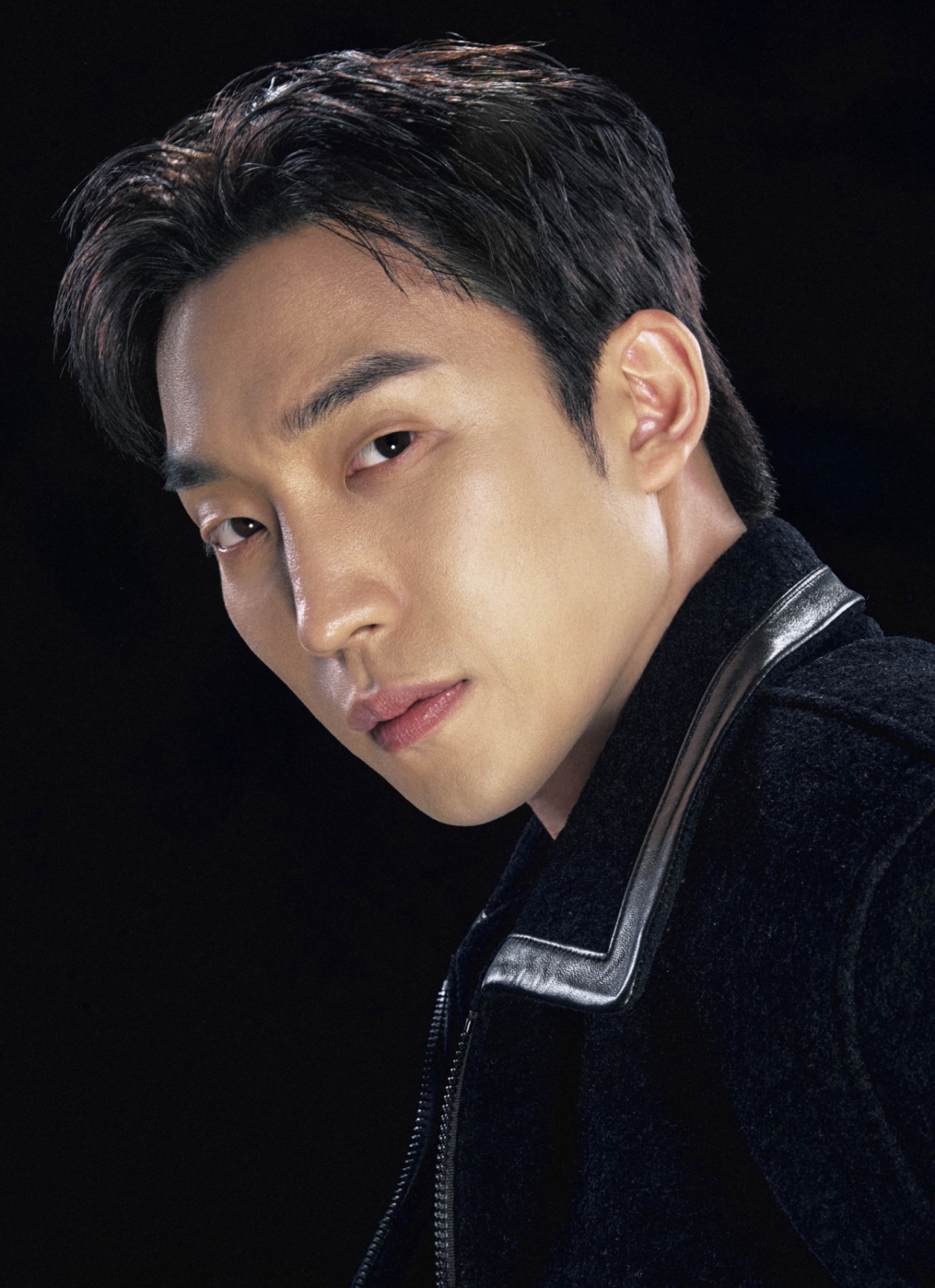 노란 수영복에 섹시한 몸매 어필하는 존예 처자