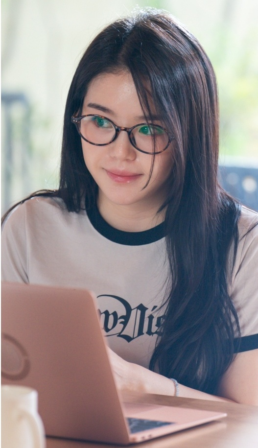 노란 수영복에 섹시한 몸매 어필하는 존예 처자