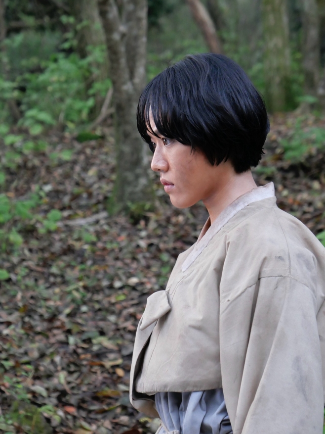 노란 수영복에 섹시한 몸매 어필하는 존예 처자