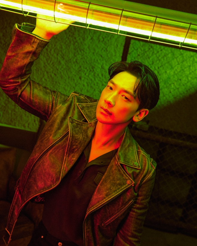 노란 수영복에 섹시한 몸매 어필하는 존예 처자