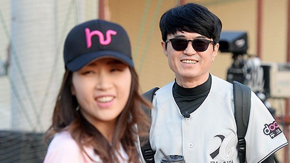 노란 수영복에 섹시한 몸매 어필하는 존예 처자