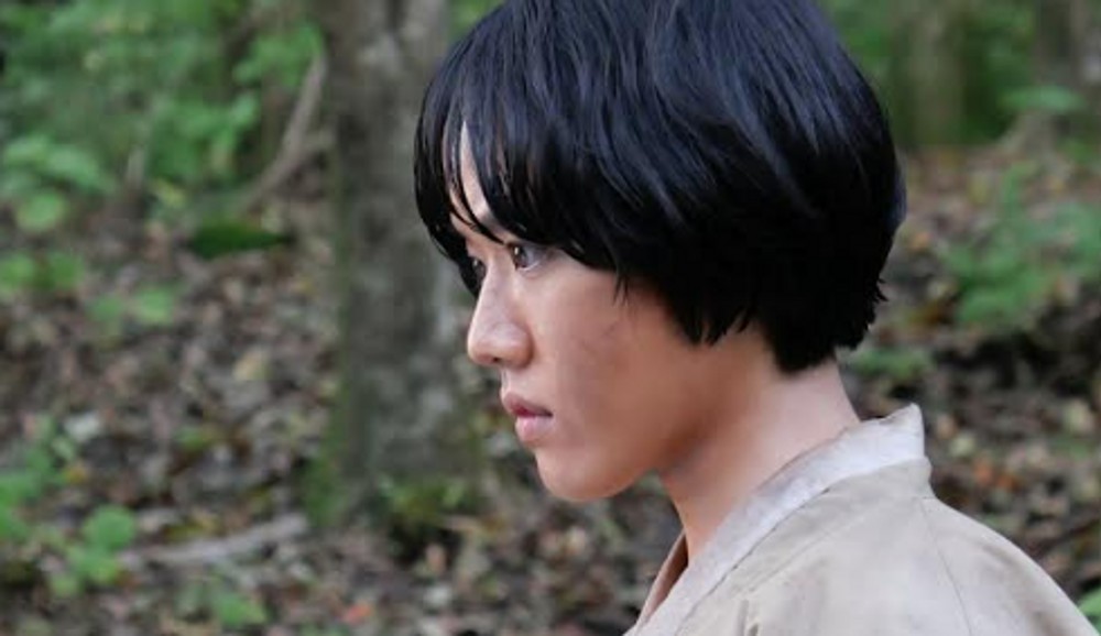 노란 수영복에 섹시한 몸매 어필하는 존예 처자