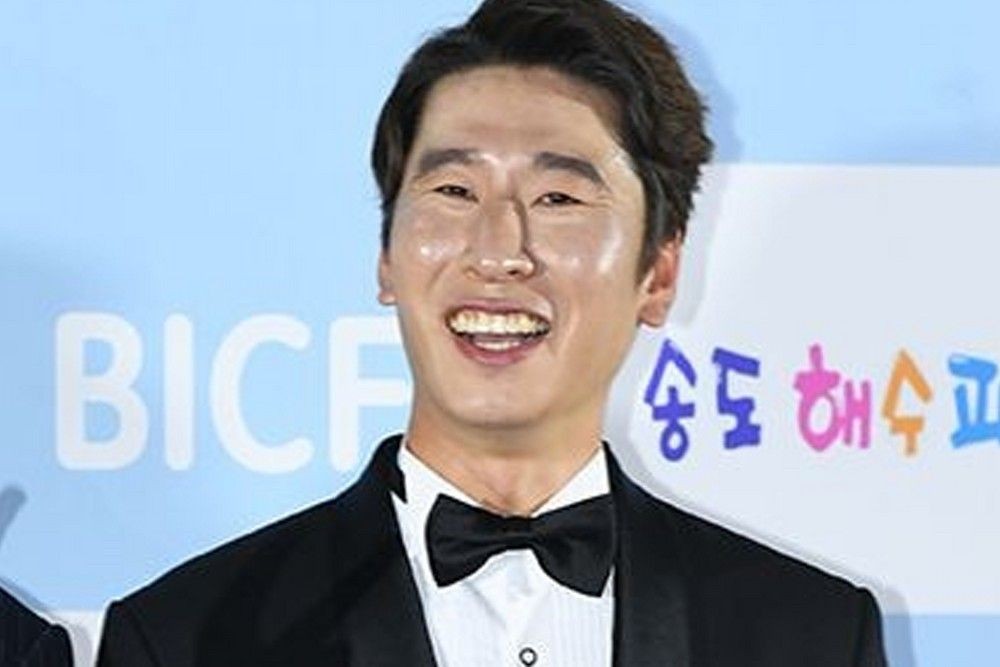 노란 수영복에 섹시한 몸매 어필하는 존예 처자