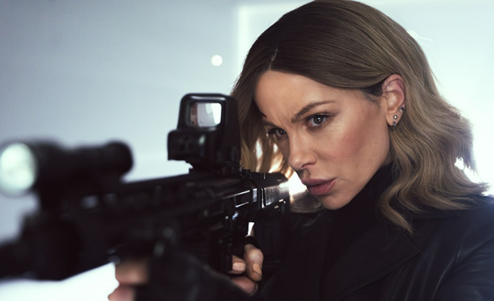 노란 수영복에 섹시한 몸매 어필하는 존예 처자