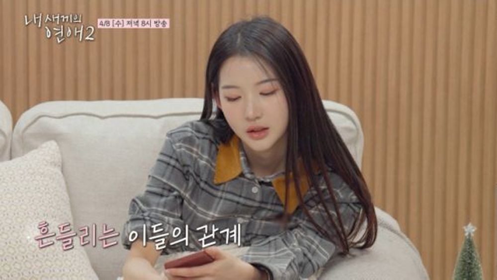 노란 수영복에 섹시한 몸매 어필하는 존예 처자