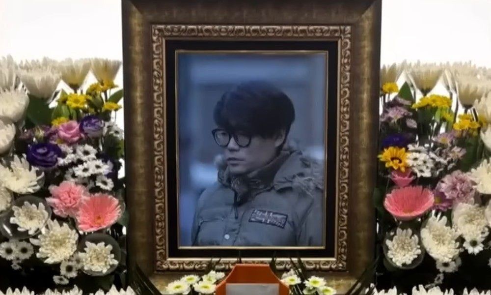 노란 수영복에 섹시한 몸매 어필하는 존예 처자