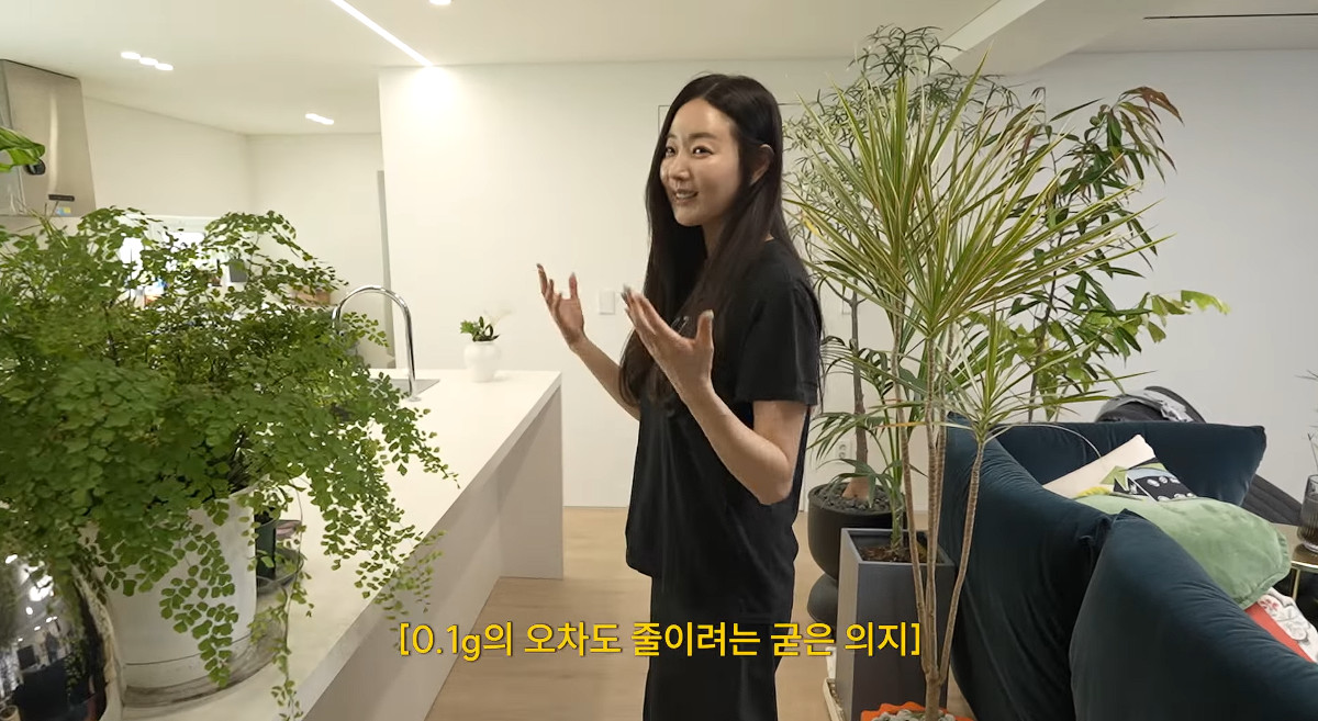 노란 수영복에 섹시한 몸매 어필하는 존예 처자