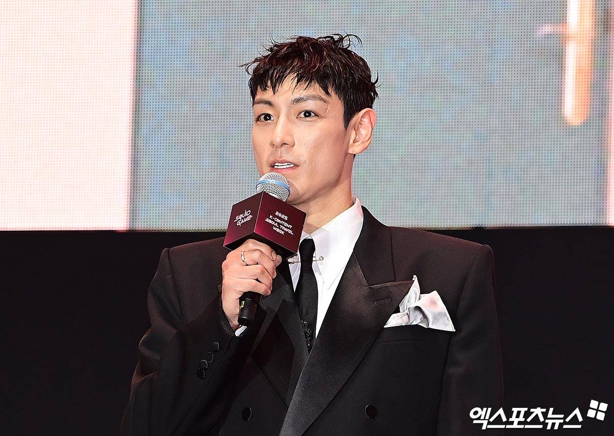 노란 수영복에 섹시한 몸매 어필하는 존예 처자