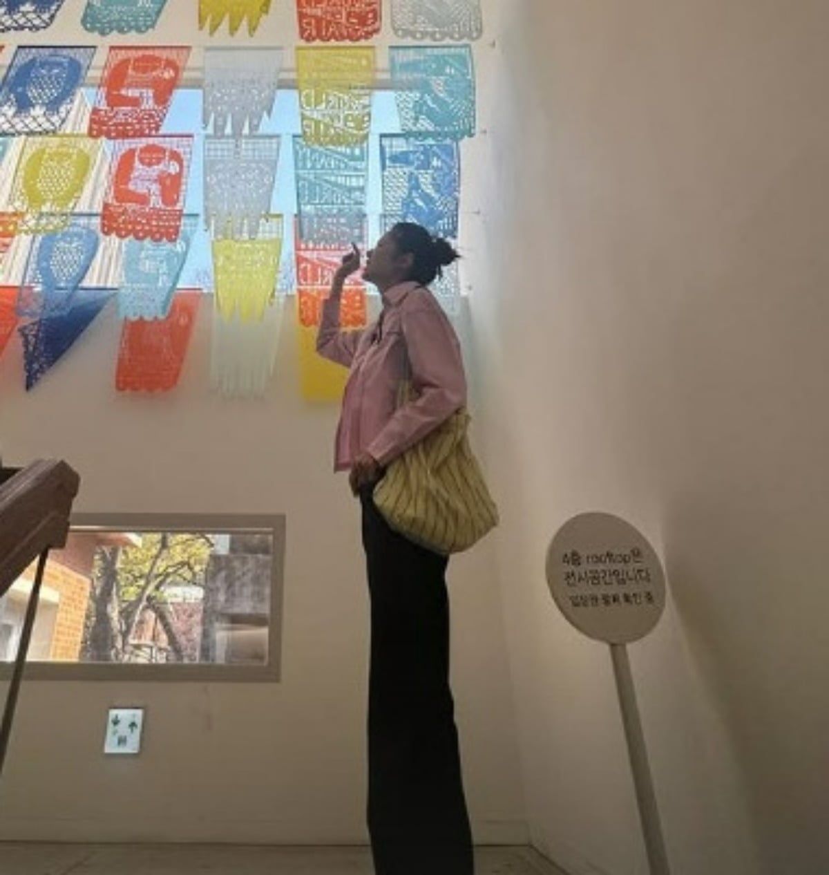 노란 수영복에 섹시한 몸매 어필하는 존예 처자