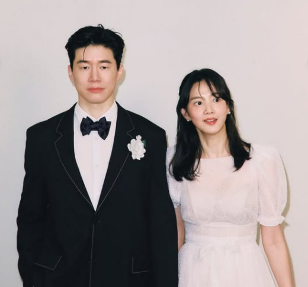 노란 수영복에 섹시한 몸매 어필하는 존예 처자