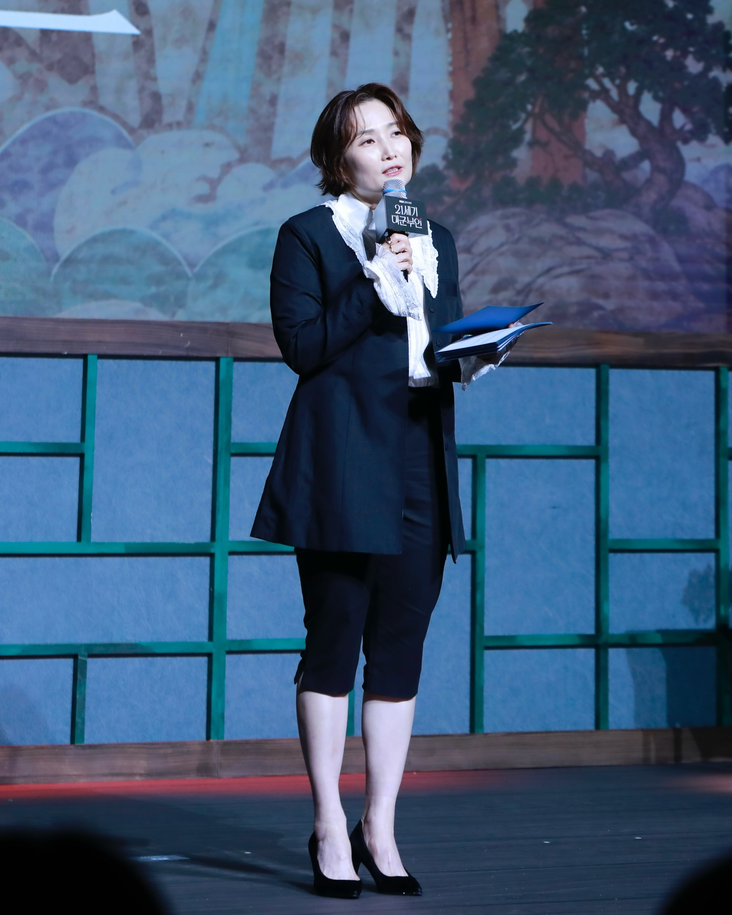 5 Key Elements of Park Kyung-rim’s Chic Black Jacket Outfit You Can Copy