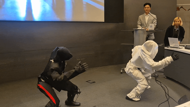 로봇이 음악에 맞춰 춤추는 모습. / 사진=한다원 기자