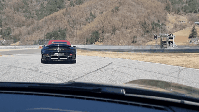 8일 인제 스피디움에서 신형 포르쉐 911 터보S '카브리올레'가 앞에서 달리는 모습 [사진=김수지 기자]