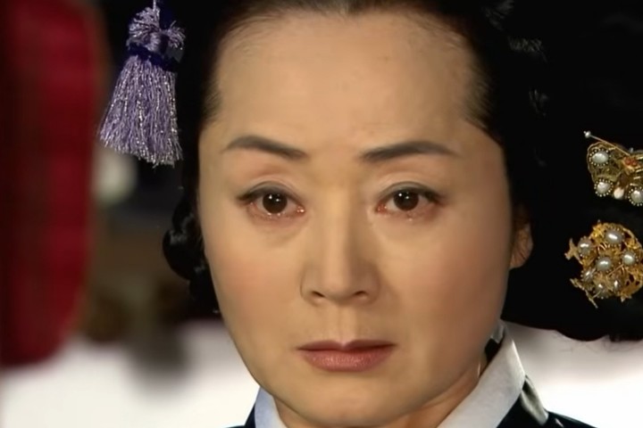 노란 수영복에 섹시한 몸매 어필하는 존예 처자