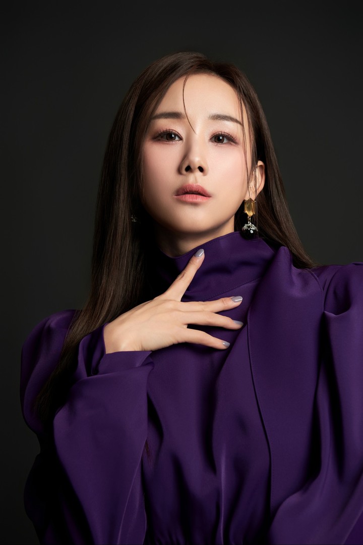 노란 수영복에 섹시한 몸매 어필하는 존예 처자