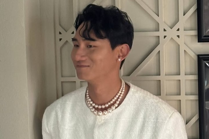 노란 수영복에 섹시한 몸매 어필하는 존예 처자