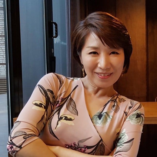 노란 수영복에 섹시한 몸매 어필하는 존예 처자