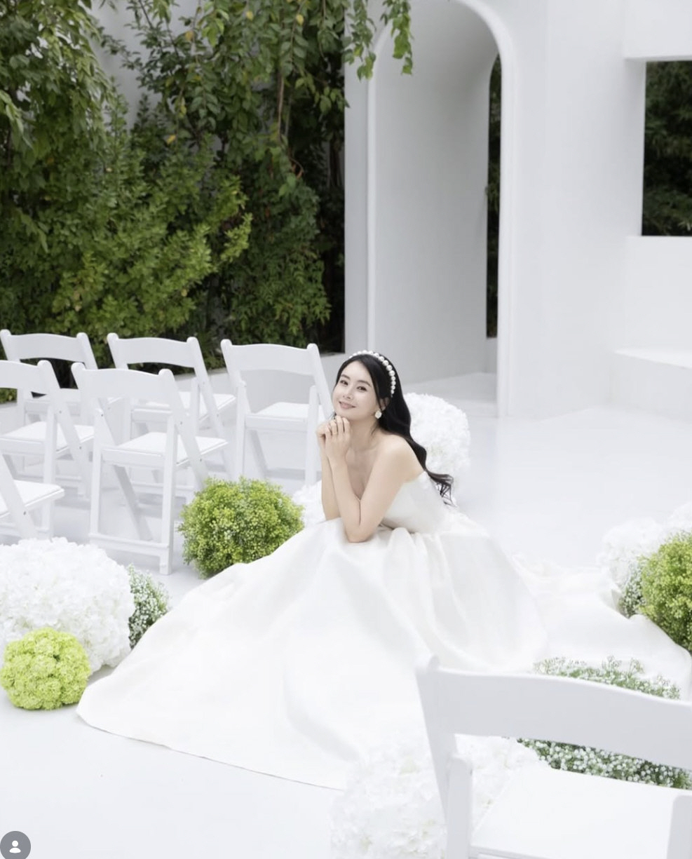 노란 수영복에 섹시한 몸매 어필하는 존예 처자