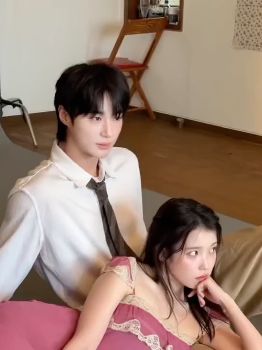 노란 수영복에 섹시한 몸매 어필하는 존예 처자