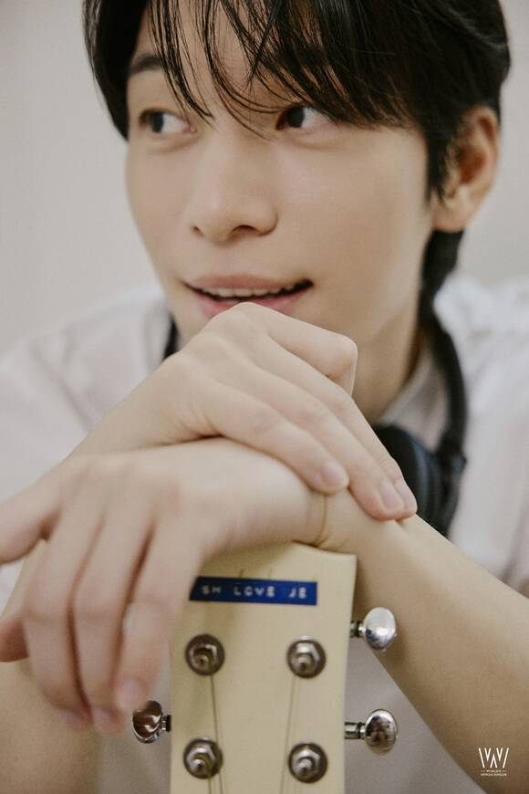 노란 수영복에 섹시한 몸매 어필하는 존예 처자