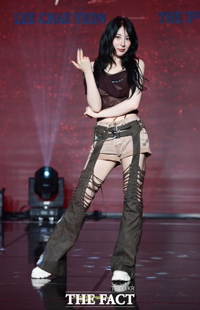 노란 수영복에 섹시한 몸매 어필하는 존예 처자