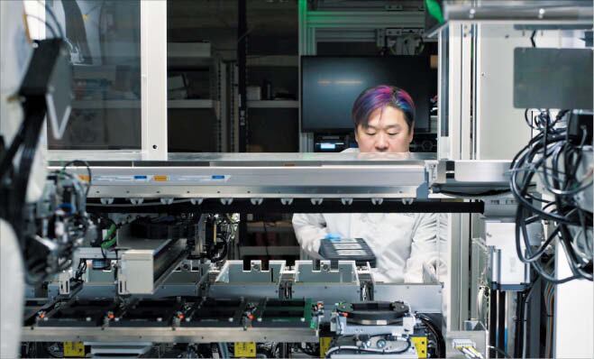 노란 수영복에 섹시한 몸매 어필하는 존예 처자