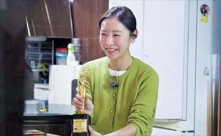 노란 수영복에 섹시한 몸매 어필하는 존예 처자