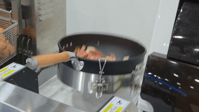 8일 서울 서초구 aT센터에서 열린 삼성웰스토리의 '2026 푸드페스타'에서 자동화 기기가 시연되고 있다. 사진=박경호 기자