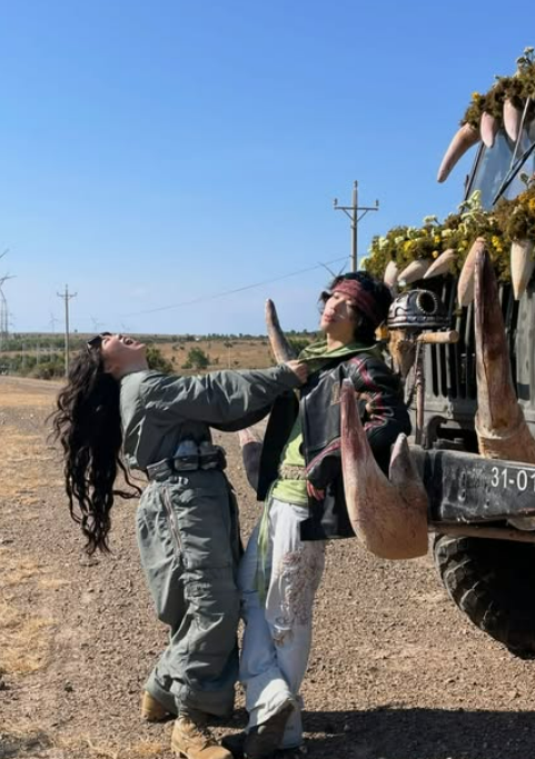 노란 수영복에 섹시한 몸매 어필하는 존예 처자