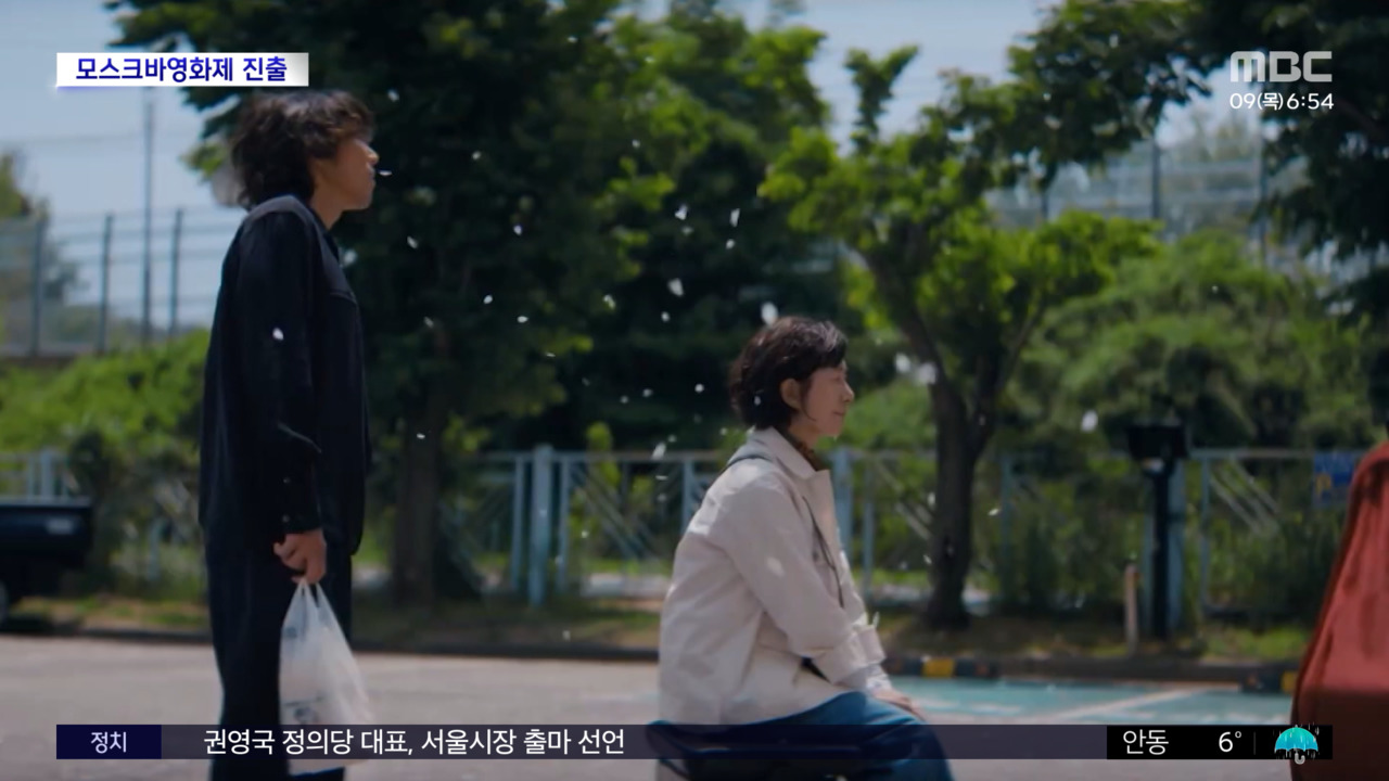 노란 수영복에 섹시한 몸매 어필하는 존예 처자