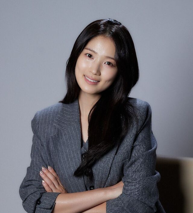 노란 수영복에 섹시한 몸매 어필하는 존예 처자