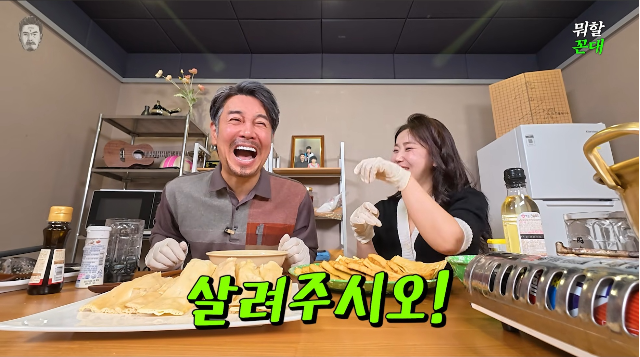 노란 수영복에 섹시한 몸매 어필하는 존예 처자