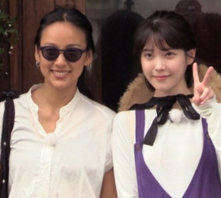 노란 수영복에 섹시한 몸매 어필하는 존예 처자