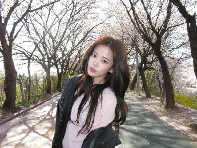 노란 수영복에 섹시한 몸매 어필하는 존예 처자