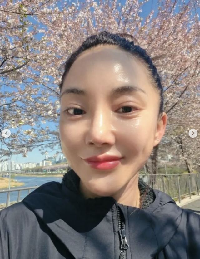 노란 수영복에 섹시한 몸매 어필하는 존예 처자