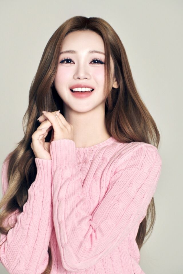 노란 수영복에 섹시한 몸매 어필하는 존예 처자