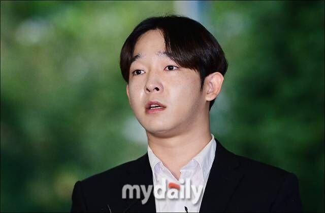 노란 수영복에 섹시한 몸매 어필하는 존예 처자