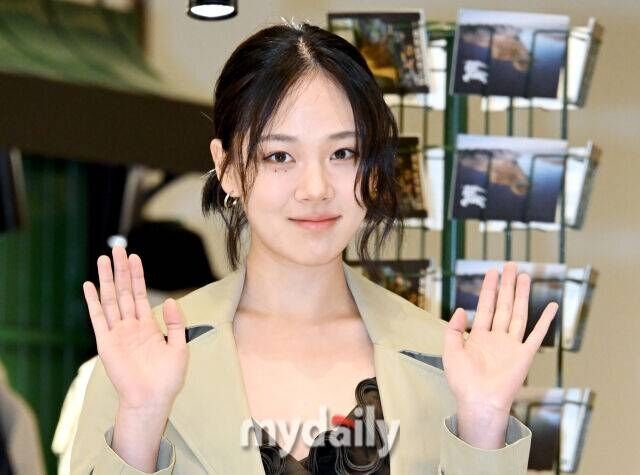 노란 수영복에 섹시한 몸매 어필하는 존예 처자