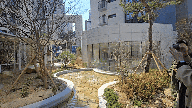 오티에르 반포 단지 내 조경. 한국식 미를 적용한 자연주의 조경을 구성했다. 홍승희 기자