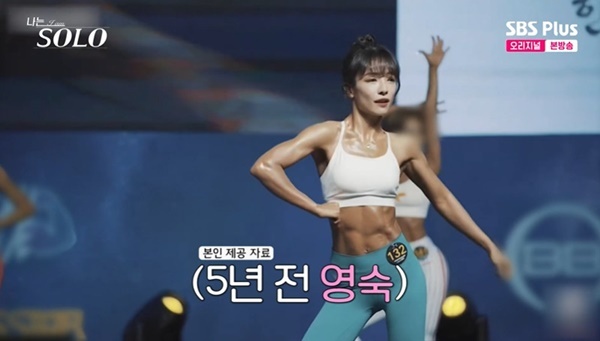 노란 수영복에 섹시한 몸매 어필하는 존예 처자