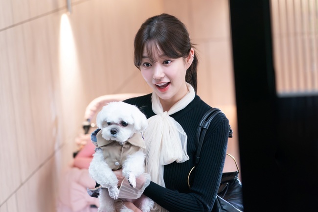 노란 수영복에 섹시한 몸매 어필하는 존예 처자