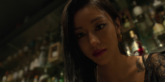 노란 수영복에 섹시한 몸매 어필하는 존예 처자