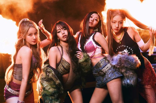 노란 수영복에 섹시한 몸매 어필하는 존예 처자