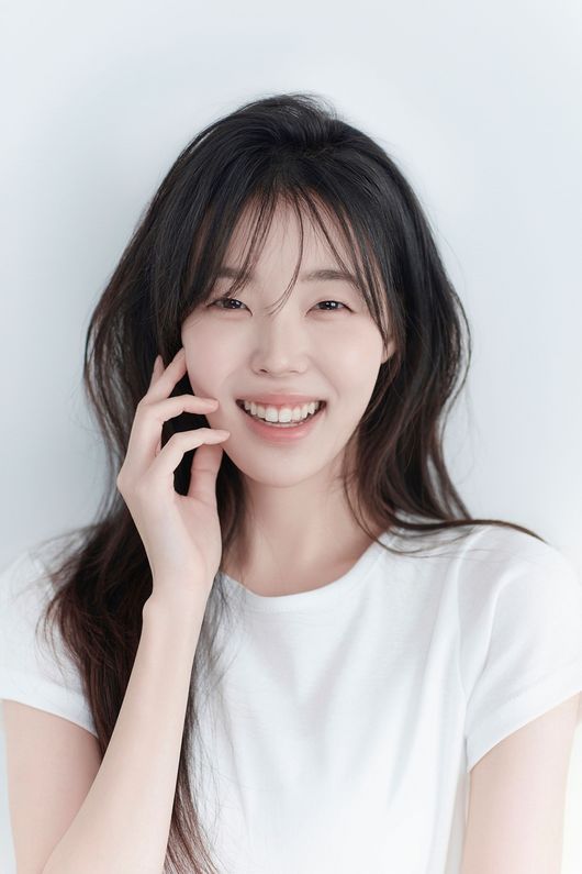 노란 수영복에 섹시한 몸매 어필하는 존예 처자